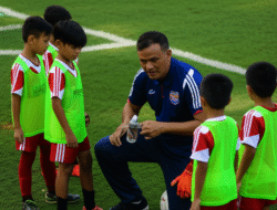 Peran Pelatih dalam Membentuk Karakter Disiplin Atlet Sepak Bola